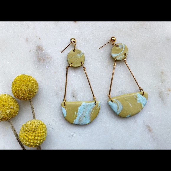 Yellow marbled clay dangle chandelier earrings - Picture 2 of 2